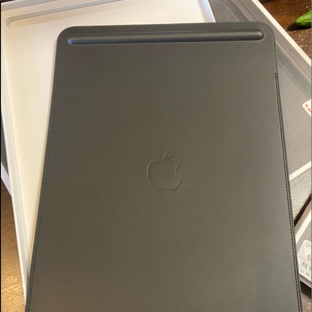 iPad Pro leather sleeve in black (10.5”)